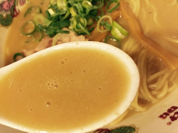 こってりラーメンで有名な「天下一品 蒲田店」の定番こってりラーメンの濃厚スープです