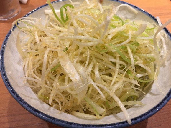 「横浜家系ラーメン 大森家」のネギラーメンはラーメンと別皿でねぎが出てきます