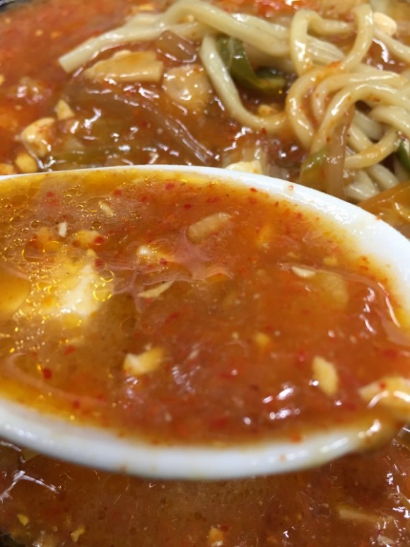 「旨辛タンメン 荒木屋」の「味噌麻婆麺」のスープです