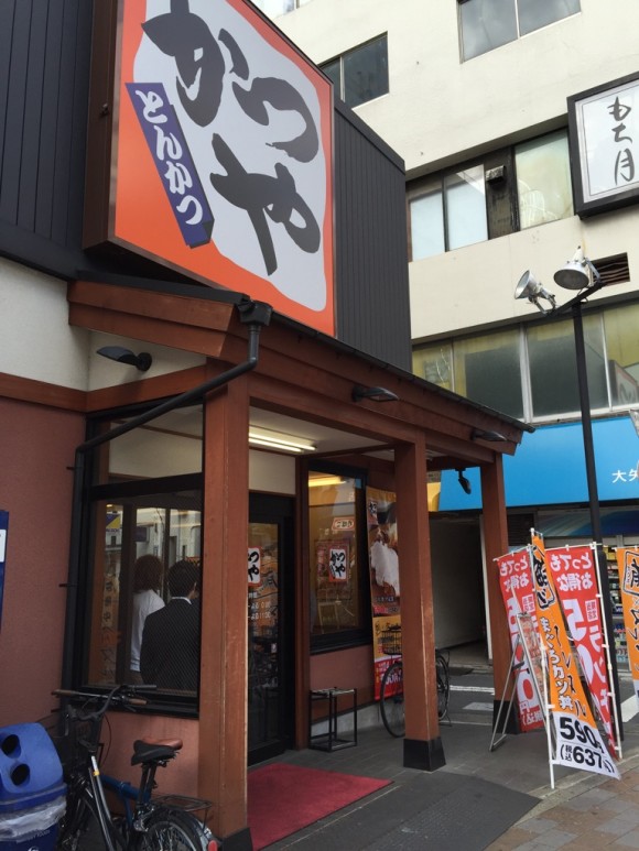 とんかつ専門チェーン店「かつや 蒲田西口店」の入口です
