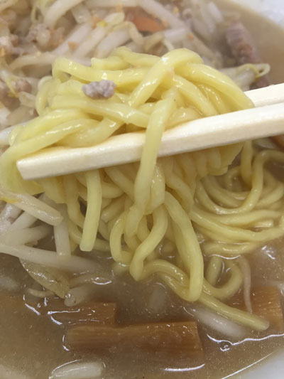 東急多摩川線の矢口渡駅近くの「中華料理　新京」の「みそラーメン」の麺です