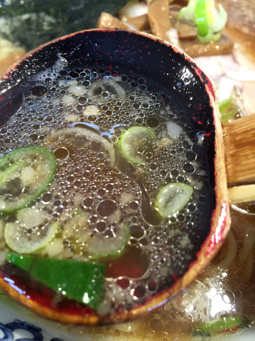 武蔵新田にある「らーめん　八快」のラーメンのスープです