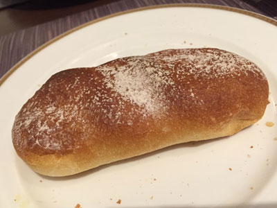 焼きたてのパンが食べ放題のベーカリーレストラン「サンマルク グランデュオ蒲田店」の砂糖をまぶしたパン