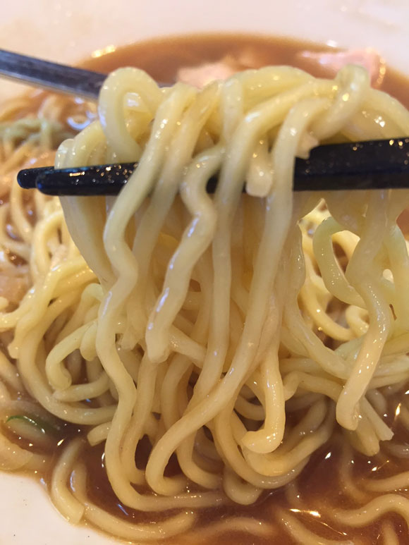 蒲田駅東口ラーメンランチ「麺匠　呉屋（くれや）」の「正油そば」の麺はやや硬めで美味しいです