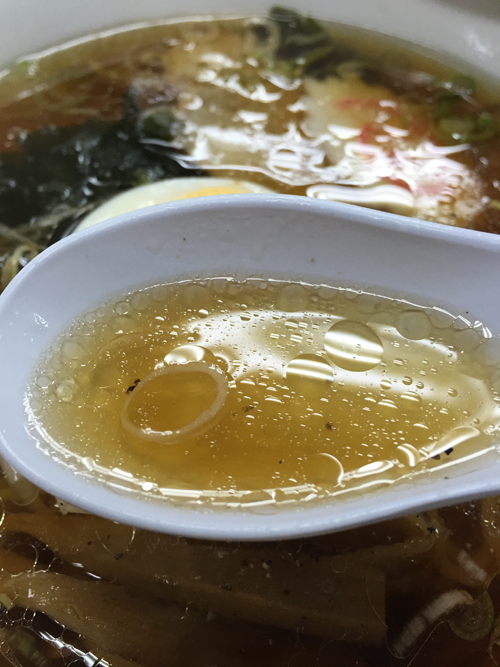 「元祖中華つけ麺大王　大崎店」の定番正油ラーメンのスープ