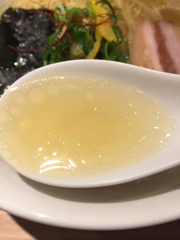 矢口渡ラーメンランチ「中華そば いそべ」 の白旨　中華そばですのスープです