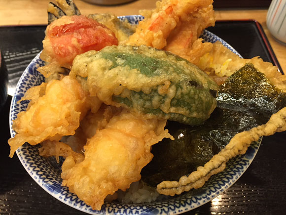 大森で人気の本格天丼「天ぷら 天冨久」の天丼ランチです