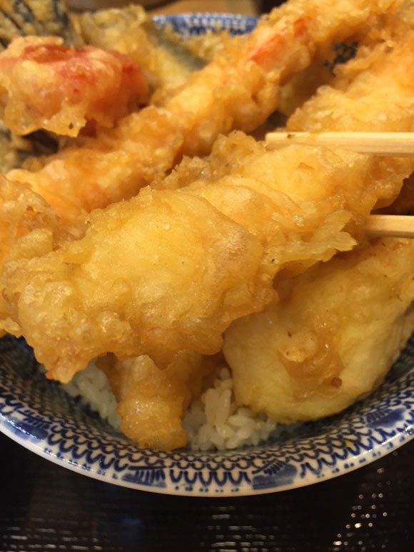 大森で人気の「天ぷら 天冨久」の天丼のネタ、えび天です