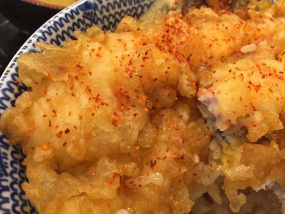 大森で人気の「天ぷら 天冨久」の天丼に一味を掛けて
