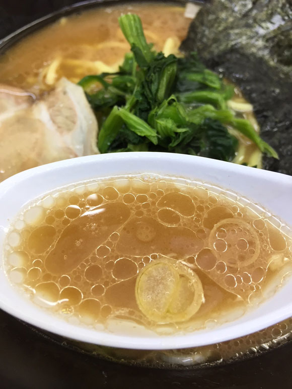 蒲田工学院通りにある「らーめん 吟太」のらーめんのとんこつスープです