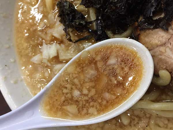 「らーめん 潤　蒲田店」の中華そばのスープは豚骨醤油ベースの濃厚な味わ
