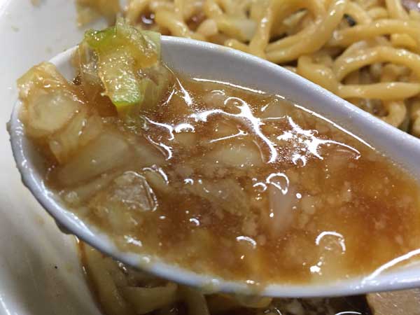 「らーめん 潤　蒲田店」の中華そばのスープは刻み玉ねぎが美味しい