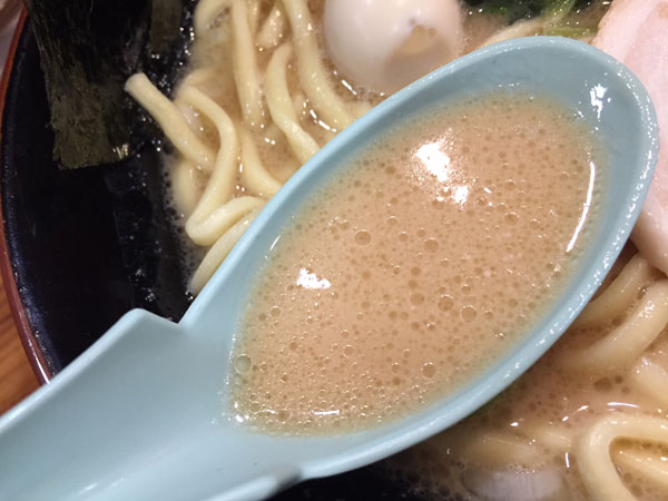 横浜家系ラーメン 壱角屋の豚骨醤油の家系スープ