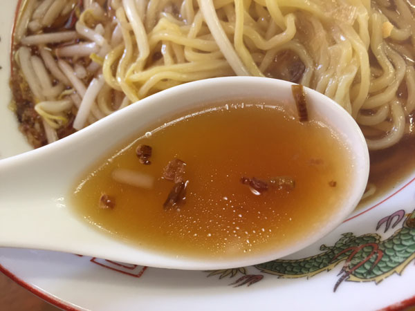 大森「中華料理 喜楽」ラーメンのスープは焦がしネギ入りです